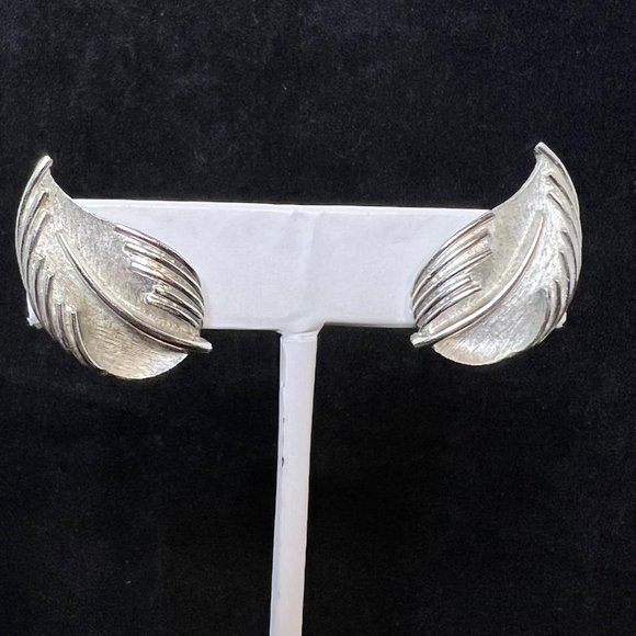 Vintage Crown Trifari Textured Silver Tone Leaf Clip On Earrings Signed (3291) - Picture 2 of 8